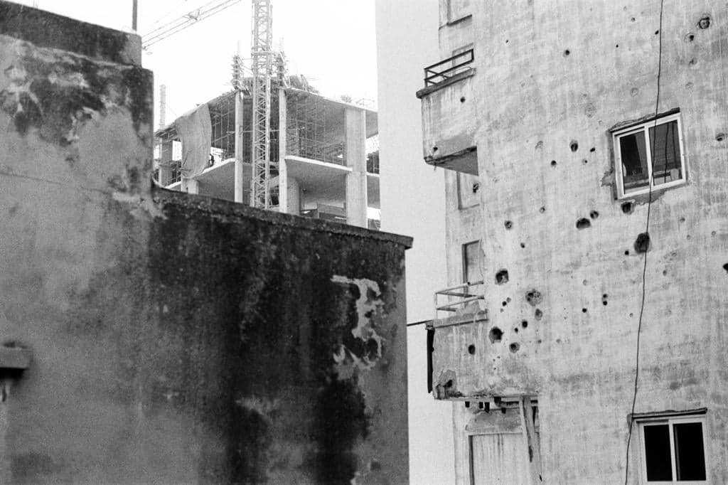 Vue d'un balcon, Beyrouth. Élodie Lavallée-Davis, novembre 2019. Vue d'un balcon, Beyrouth. Élodie Lavallée-Davis, novembre 2019.